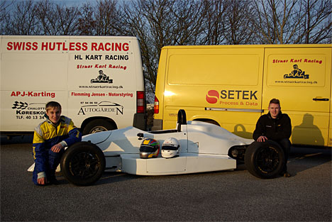 Mikkel O. Pedersen (tv.) og Morten Dons (th.) ved teamets nye Formel Ford, som de begge glæder sig meget til at komme ud og køre race i
